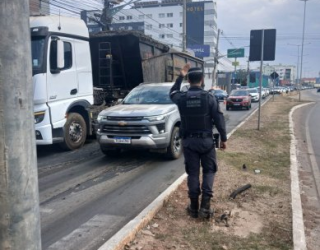 Caminh�o derrama res�duos de frigor�fico e fecha parcialmente uma avenida