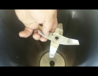 Jovem atira h�lice de liquidificador para tentar matar mulher