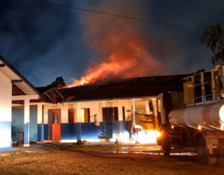 Escola em Aripuan� (MT) � parcialmente destru�da por inc�ndio; bombeiros evitam que as chamas se espalhem