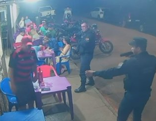 Homem � preso em bar fingindo ser policial com arma de brinquedo