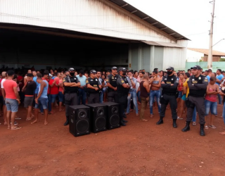 Pol�cia encerra festa de som alto sem alvar� e prende organizador em galp�o no interior de MT
