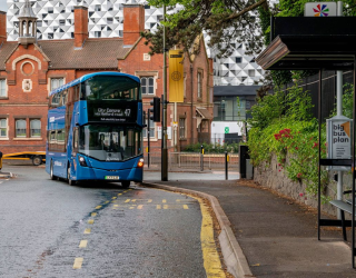 Homem coloca brinquedo sexual na cal�a dentro de �nibus e assusta m�e e filha