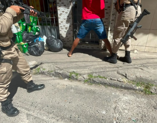 Pol�cia prende homem que estava foragido por tr�fico de drogas no Nordeste de Amaralina