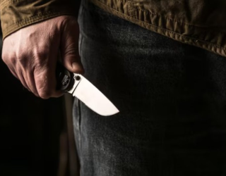 Homem invade casa e esfaqueia vizinho; m�e da v�tima evita trag�dia