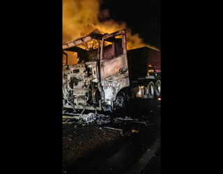 Bombeiros apagam inc�ndio em caminh�o em estrada de Mato Grosso