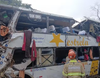 �nibus clandestino tomba na Serra de Petr�polis e mata 10 pessoas