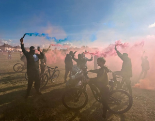 Jovens mascarados soltam fogos e bal�es para homenagear morto em acidente na A66 e geram pol�mica