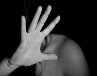Homem confessa ter dopado e violado a mulher por 20 anos