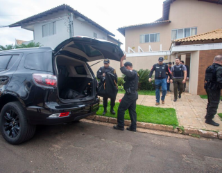Delegado e 12 policiais s�o presos por esquema de roubo de drogas em MS