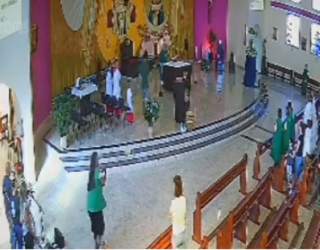 Homem invade igreja no litoral de SP, agride bispo com um soco e amea�a 'avisar Jesus' veja v�deo