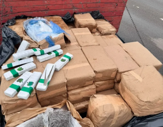 Caminh�o com quase 1 tonelada de droga � flagrado na Rodovia Castello Branco