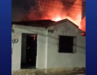 Casa de suspeito de sequestrar beb� � incendiada em Vit�ria da Conquista