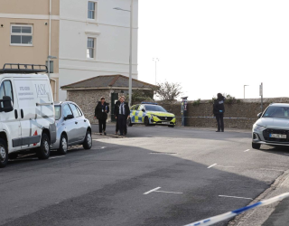 Homem encontrado gravemente ferido dentro de lixeira na Inglaterra morre antes de explicar o que aconteceu