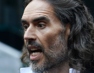 Comediante Russell Brand afirma que nenhum amigo quer testemun�ar por ele em julgamento por estupro
